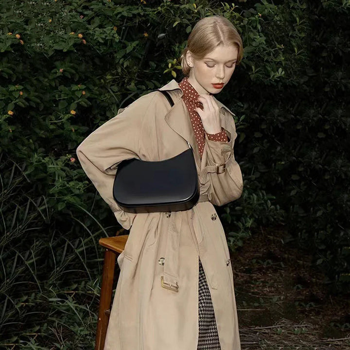 Sac à main femme en cuir noir, capacité spacieuse, style moderne et raffiné, parfait pour la femme active.