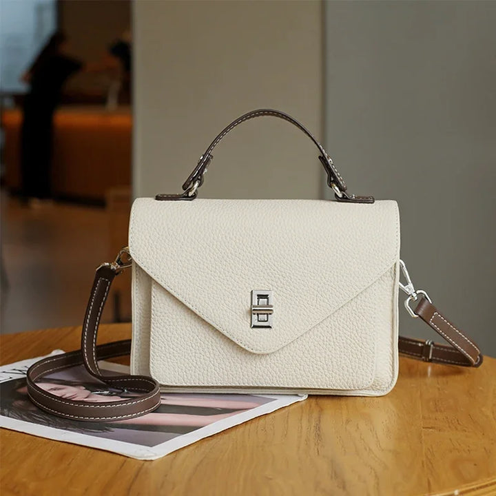 Sac épaule chic en cuir véritable pour femme. Petit sac à main compact et élégant, parfait pour accessoiriser.