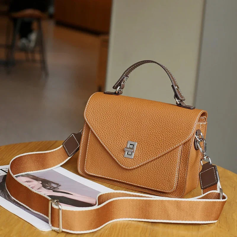 Sac à main femme en cuir, style pochette. Compact, vintage et chic, avec bandoulière pour un usage quotidien.