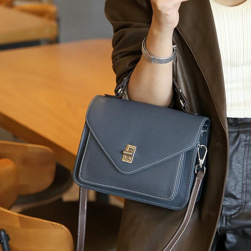 Accessoire de mode féminin: sac à main en cuir. Petit sac bandoulière élégant et compact pour un look chic.