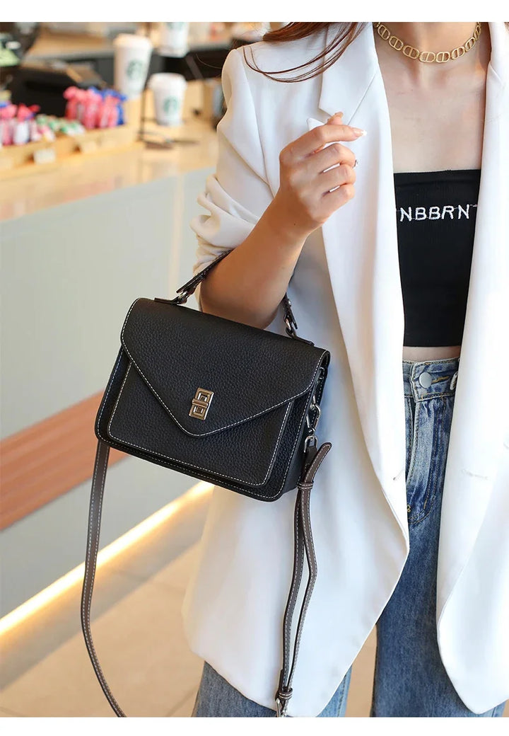 Pochette élégante en cuir pour femme. Petit sac à main vintage, idéal pour vos essentiels de mode.