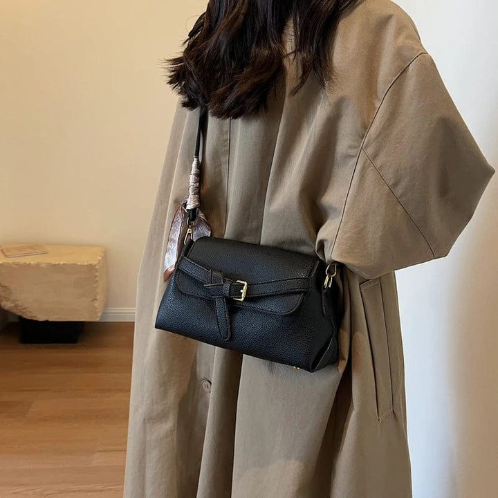 Sac à main femme chic en cuir PU beige, avec poignée supérieure, parfait pour un look sophistiqué.