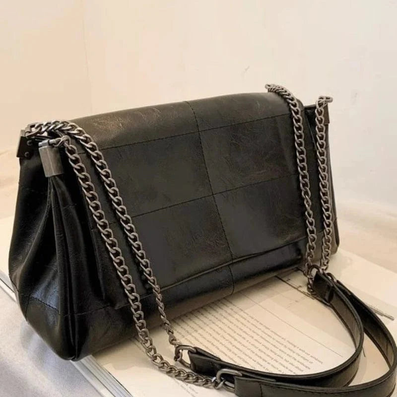 Sac bandoulière noir en cuir PU pour femme, design élégant et pratique.