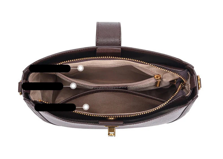 Intérieur spacieux d'un sac à main femme en cuir souple noir, montrant les compartiments