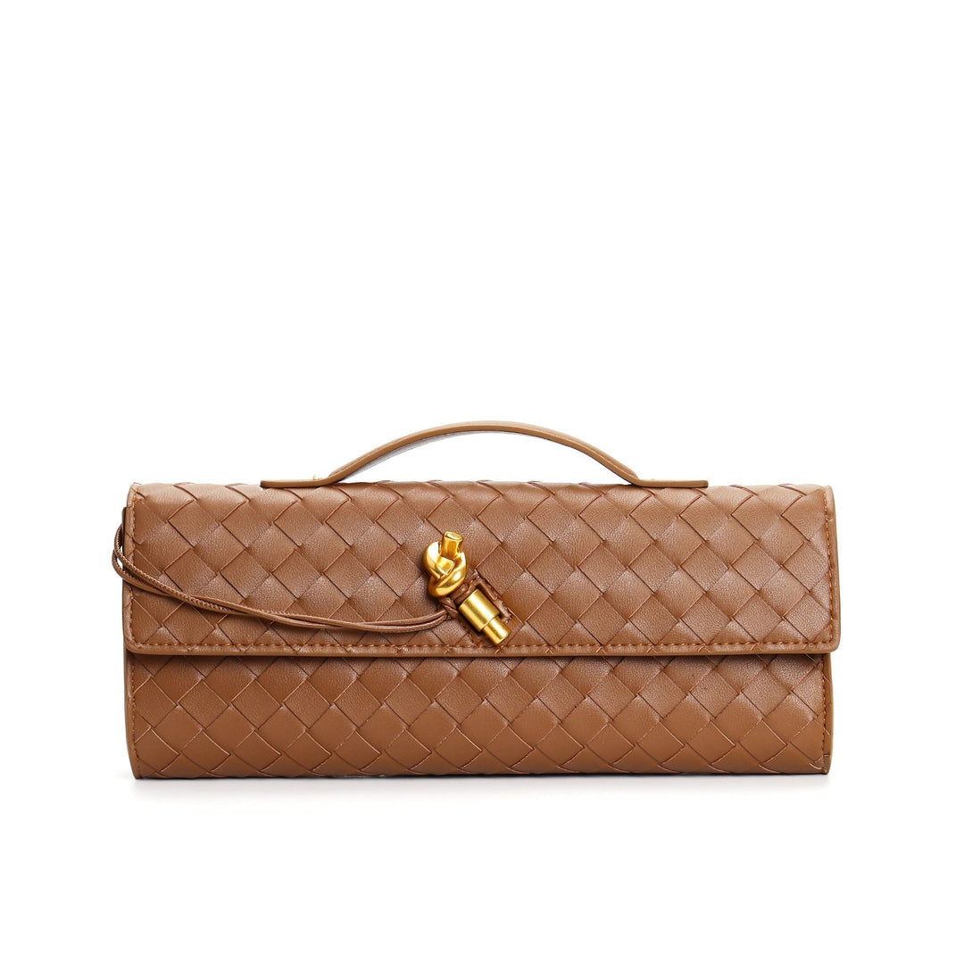 Sac à bandoulière en cuir tressé, un classique de la mode féminine, pratique et tendance.