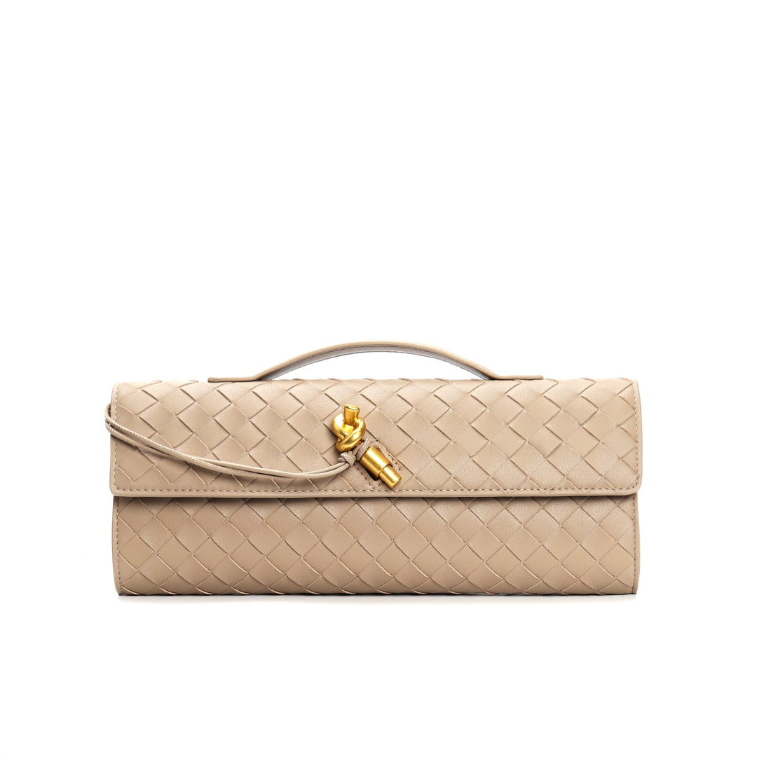 Sac à main en cuir véritable tressé, pratique avec sa bandoulière pour un porté facile.