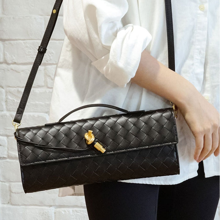 Sacoche chic en cuir tressé pour femme, accessoire de mode polyvalent avec sangle épaule.