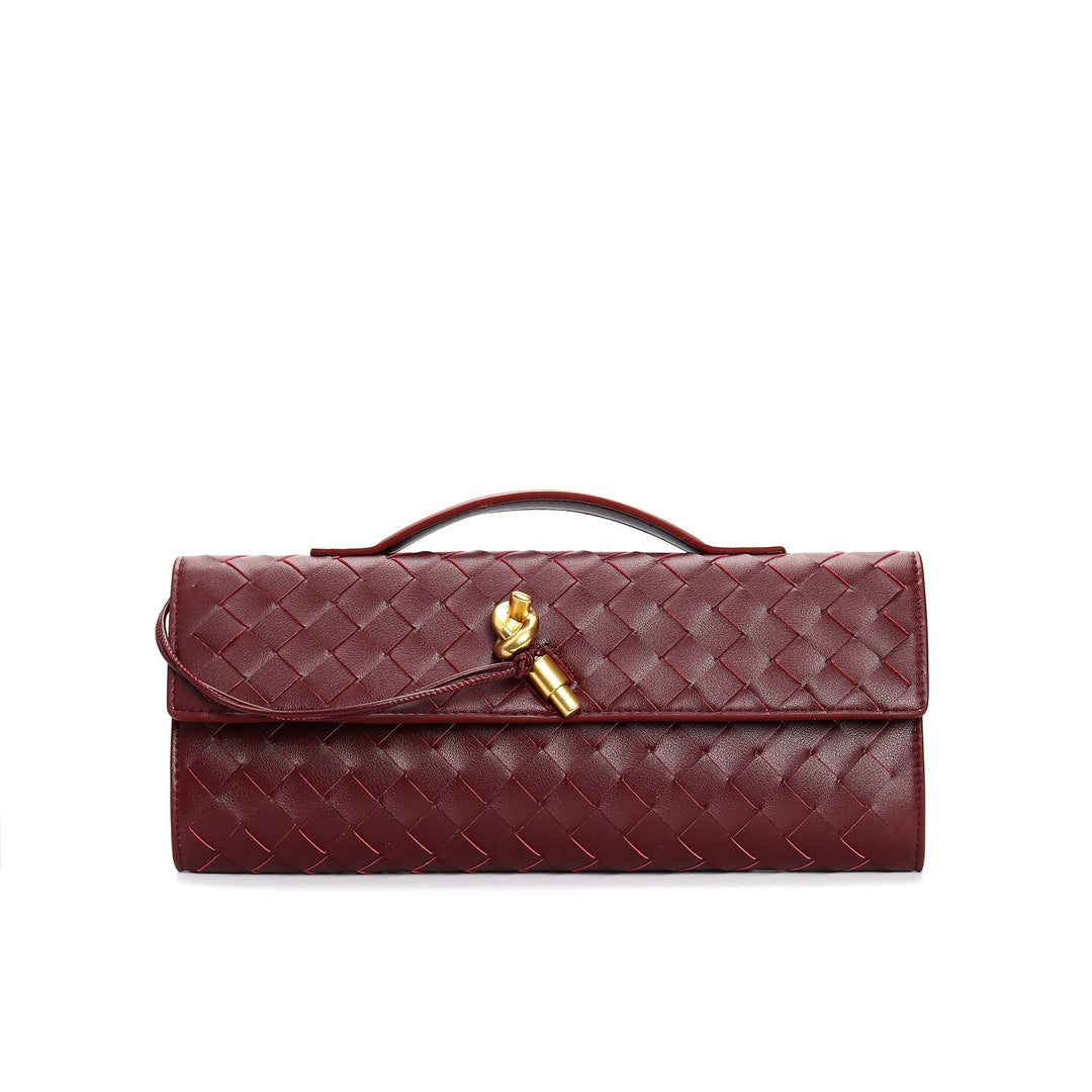 Élégant sac à main en cuir tressé pour femme, un accessoire intemporel et de qualité.