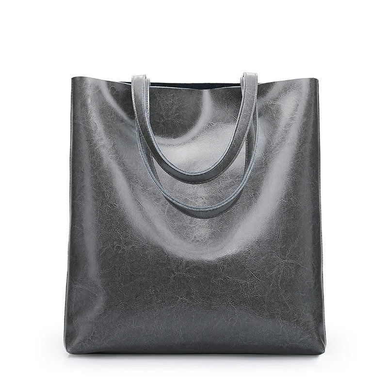 Maroquinerie femme : sac à main en cuir véritable, alliant élégance et durabilité.