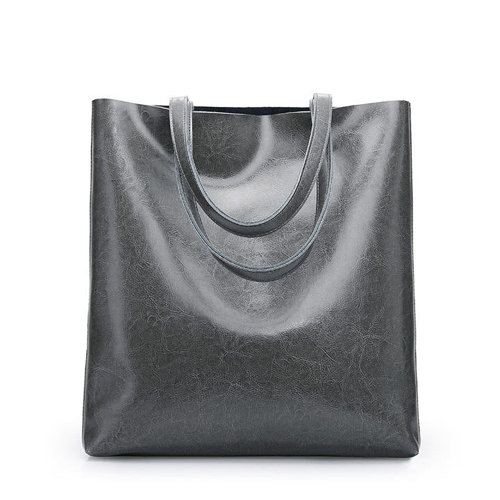 Maroquinerie femme : sac à main en cuir véritable, alliant élégance et durabilité.