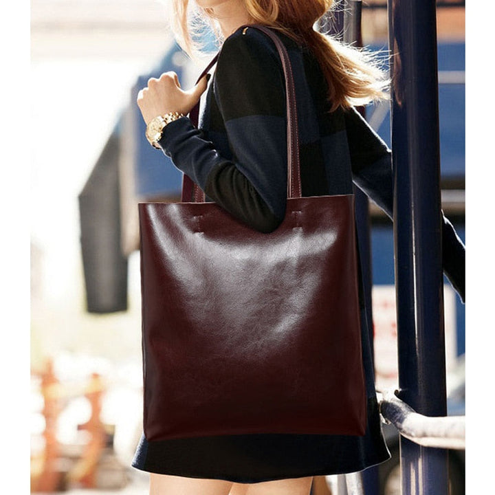 Sac à main chic en cuir véritable pour femme, polyvalent et élégant au quotidien.