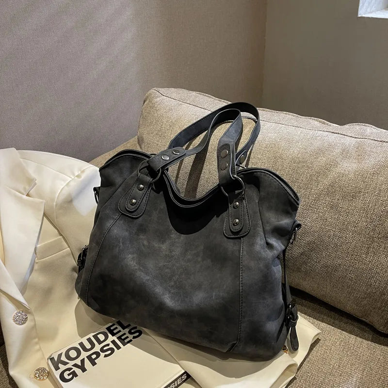 Sac à main femme en daim élégant, couleur neutre, idéal pour un usage quotidien et chic.