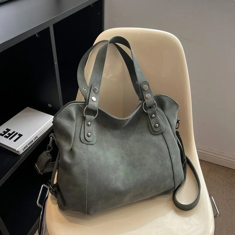 Sac à main femme en daim polyvalent avec bandoulière réglable, parfait pour épaule ou croisé.