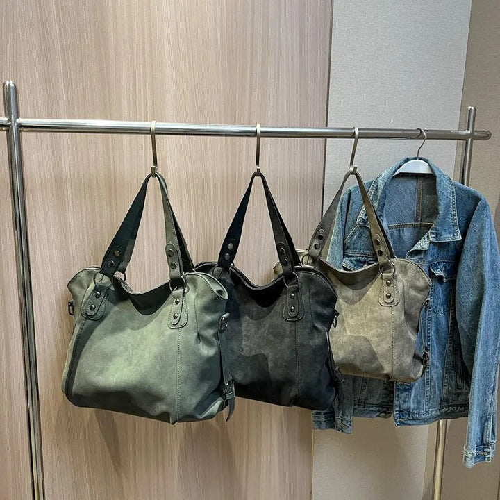 Sac à main femme en daim doux, finition élégante, un accessoire sophistiqué pour toute tenue.