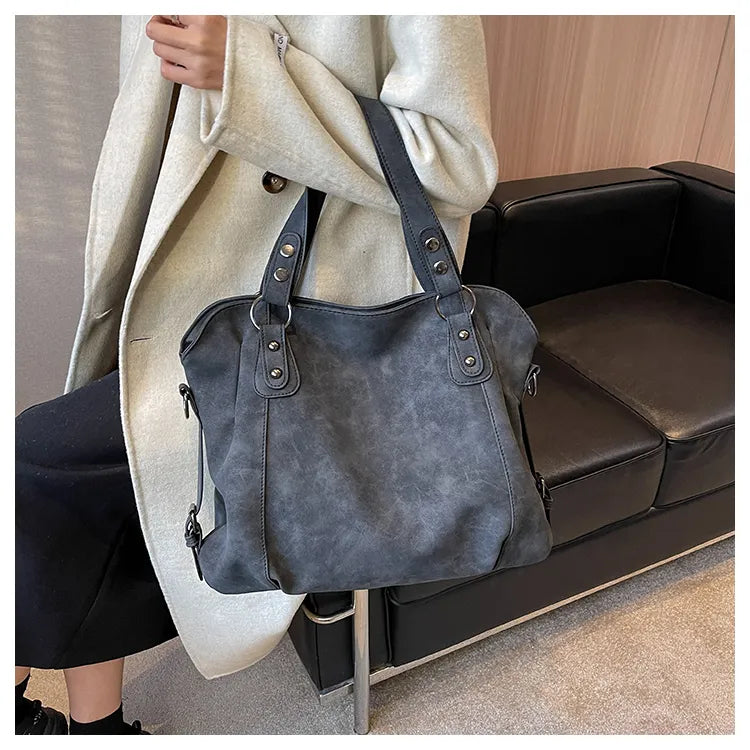 Sac à main femme en daim couleur tendance, chic et polyvalent, parfait pour toutes les occasions.