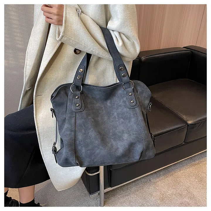 Sac à main femme en daim couleur tendance, chic et polyvalent, parfait pour toutes les occasions.