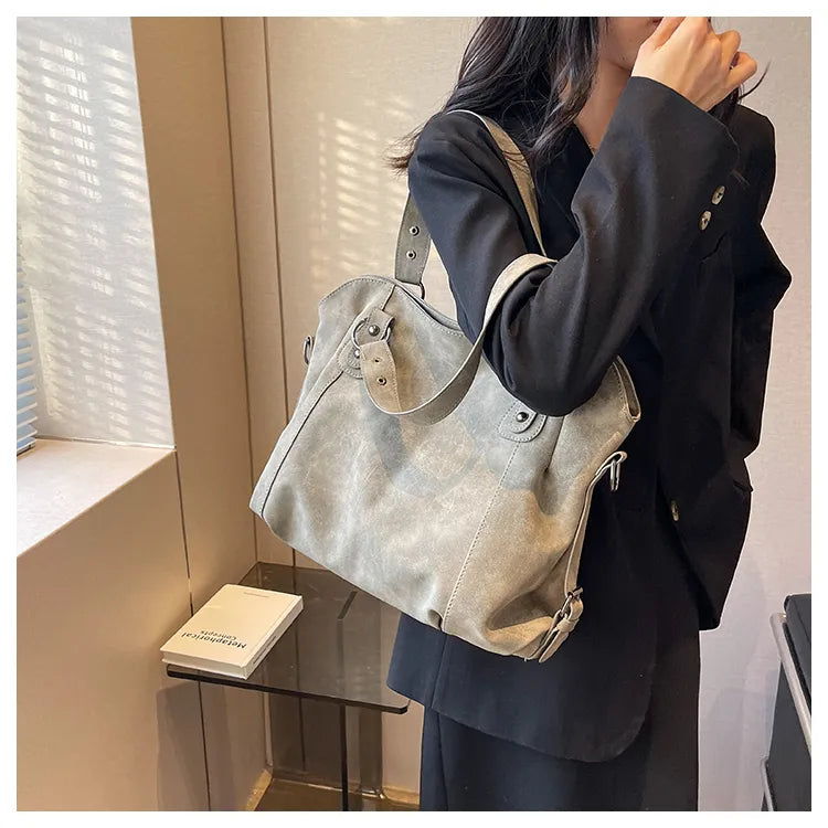 Sac à main femme en daim, accessoire de mode tendance et polyvalent pour un look moderne.