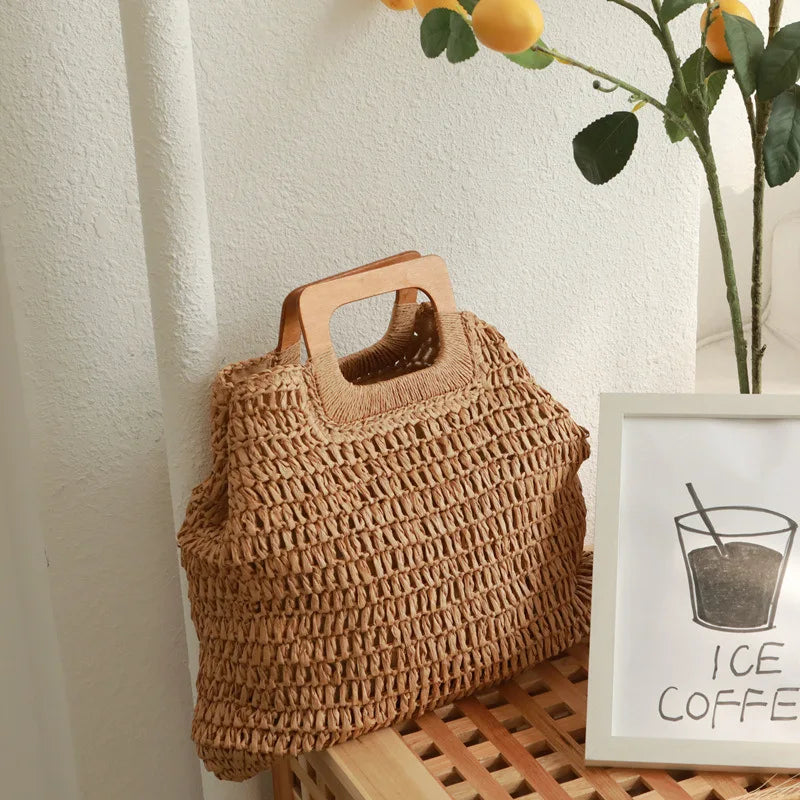 Accessoire de mode vintage : sac à main en paille ronde pour femme, parfait pour un look estival élégant.