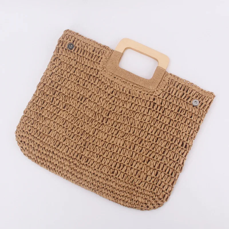 Look estival : sac à main tressé en paille pour femme, avec détails originaux, esprit bohème chic.