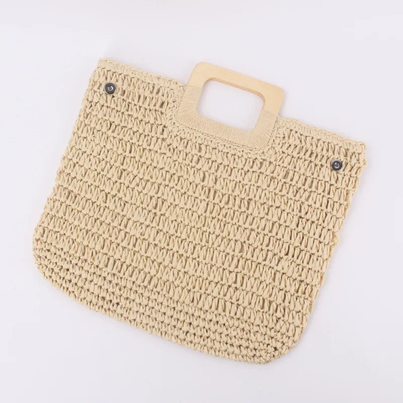 Sac à main en paille ajourée pour femme, alliant mode et praticité, parfait pour l'été.