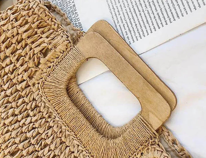 Accessoire de mode femme : sac en paille tressé à la main, pour un style estival authentique et chic.