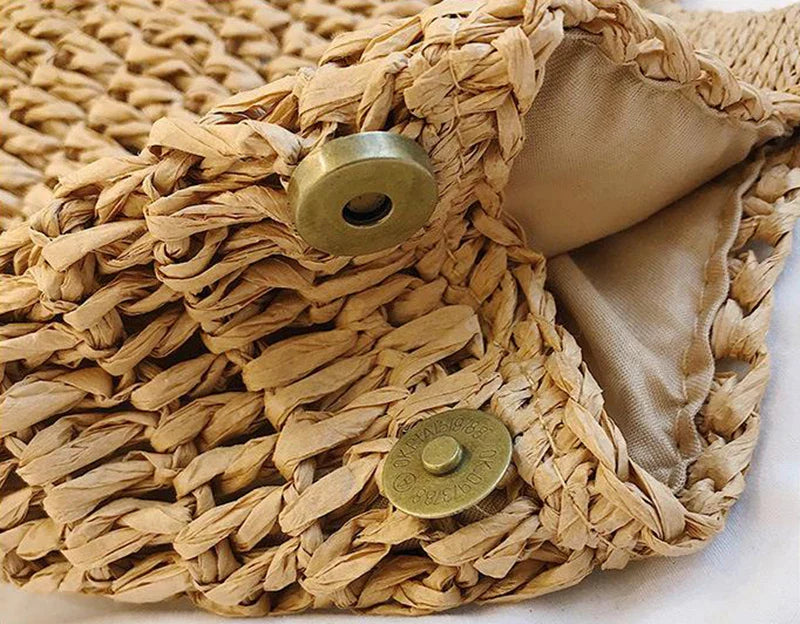 Sac à main rond en paille naturelle, design épuré et élégant, parfait pour femme en toute occasion.