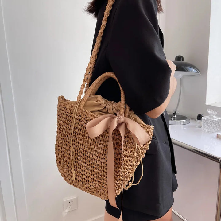 Sac à main femme en paille tressée, style bohème chic, parfait pour l'été.