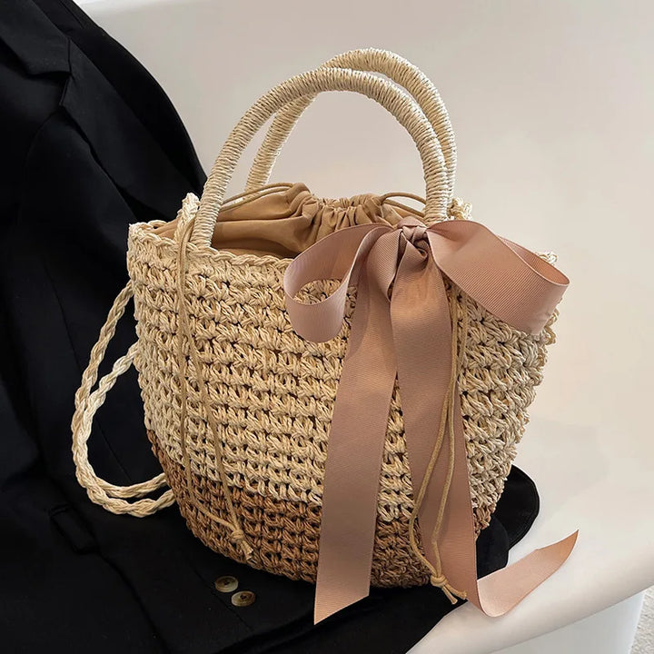 Sac d'été pour femme, en paille faite main, idéal pour un look chic et décontracté.