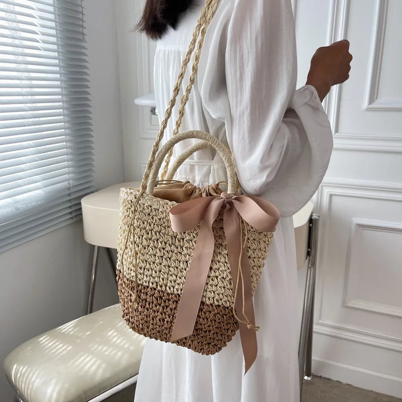 Élégant sac en paille tressée, idéal comme sac à main ou bandoulière pour l'été femme.