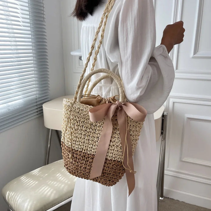Élégant sac en paille tressée, idéal comme sac à main ou bandoulière pour l'été femme.