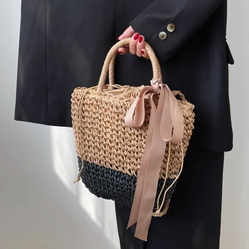 Sac paille tendance pour femme, design élégant et bohème, indispensable pour l'été.