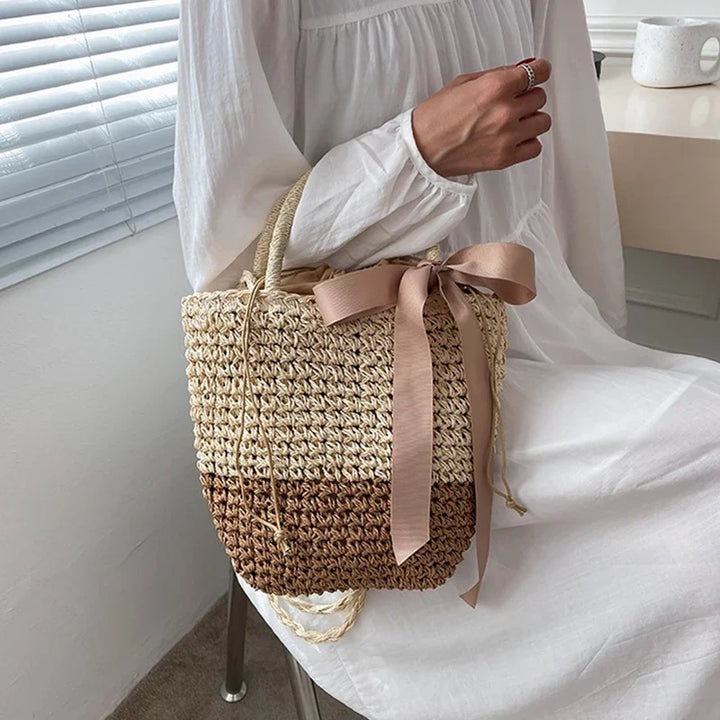 Sac à main femme en paille naturelle, tressage artisanal, look estival chic et raffiné.