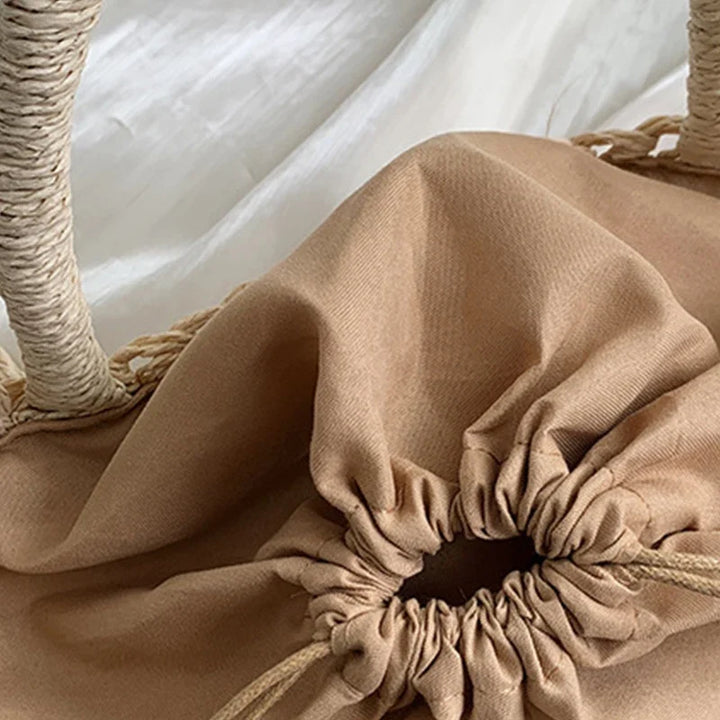 Sac seau femme en paille tressée, style bohème chic et fait main, accessoire tendance été.