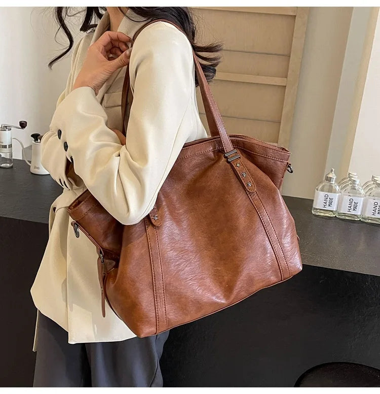Fourre-tout femme élégant Inka, grand format pour étudiante. Sac de cours spacieux, cuir synthétique café.