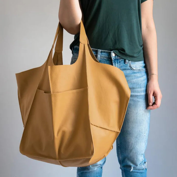 Détail du sac à main femme grand volume en cuir PU, design mode élégant, parfait pour toute occasion.