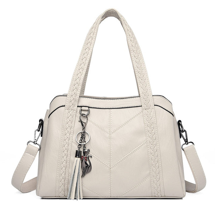 Accessoire féminin: grand sac à main en cuir blanc, design moderne
