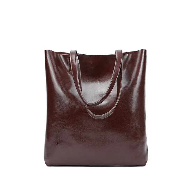Femme en tenue de ville avec sac à main cabas en cuir fendu, accessoire mode quotidien.