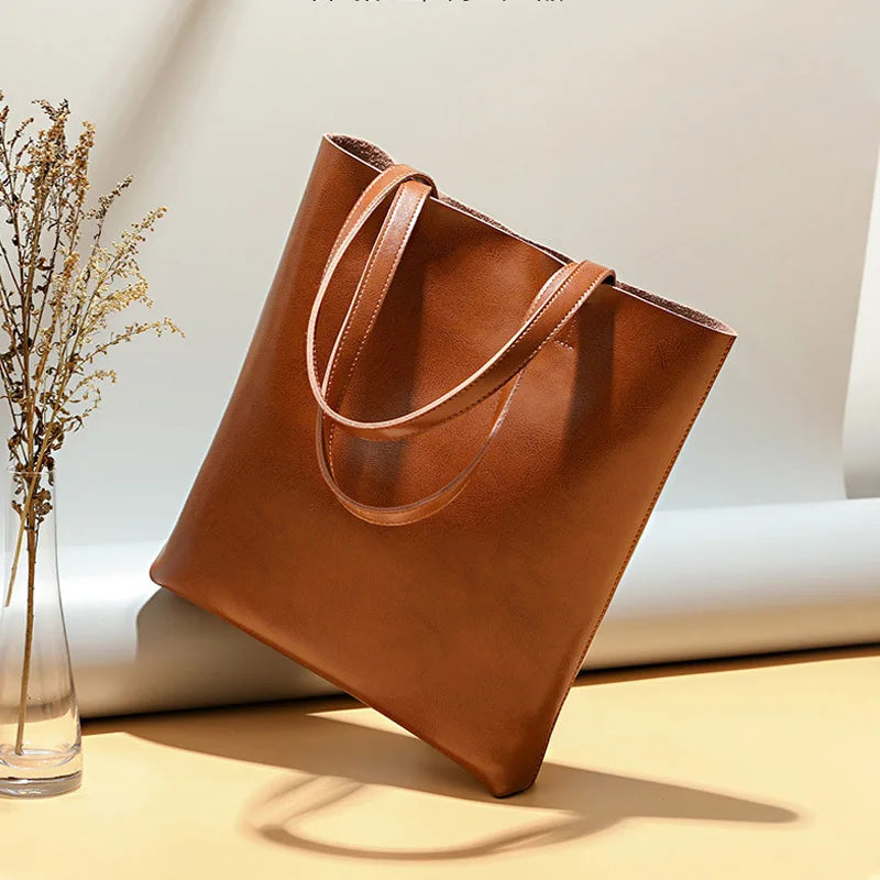 Sac à main femme élégant en cuir fendu, forme moderne et spacieuse, un essentiel de mode.