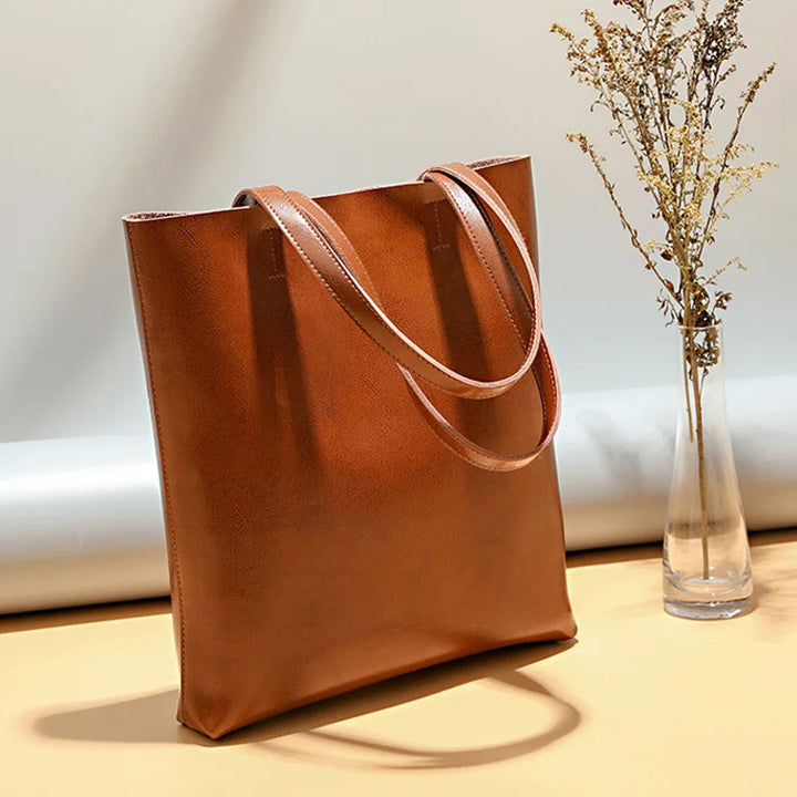 Sac à main femme en cuir fendu, intérieur spacieux et organisé avec plusieurs compartiments.
