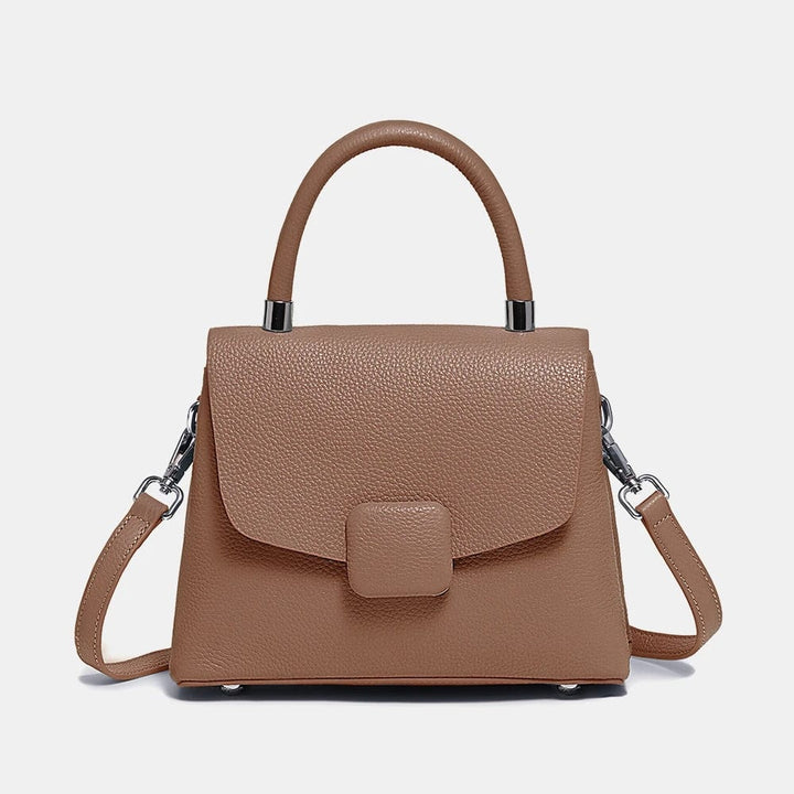 Sac en cuir raffiné pour femme, couleur marron, avec bandoulière réglable, un incontournable mode.