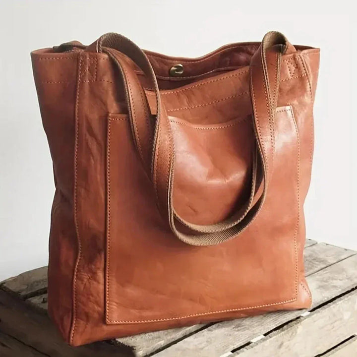 Sac femme organisé en cuir souple marron, avec bandoulière ajustable, pratique et chic.