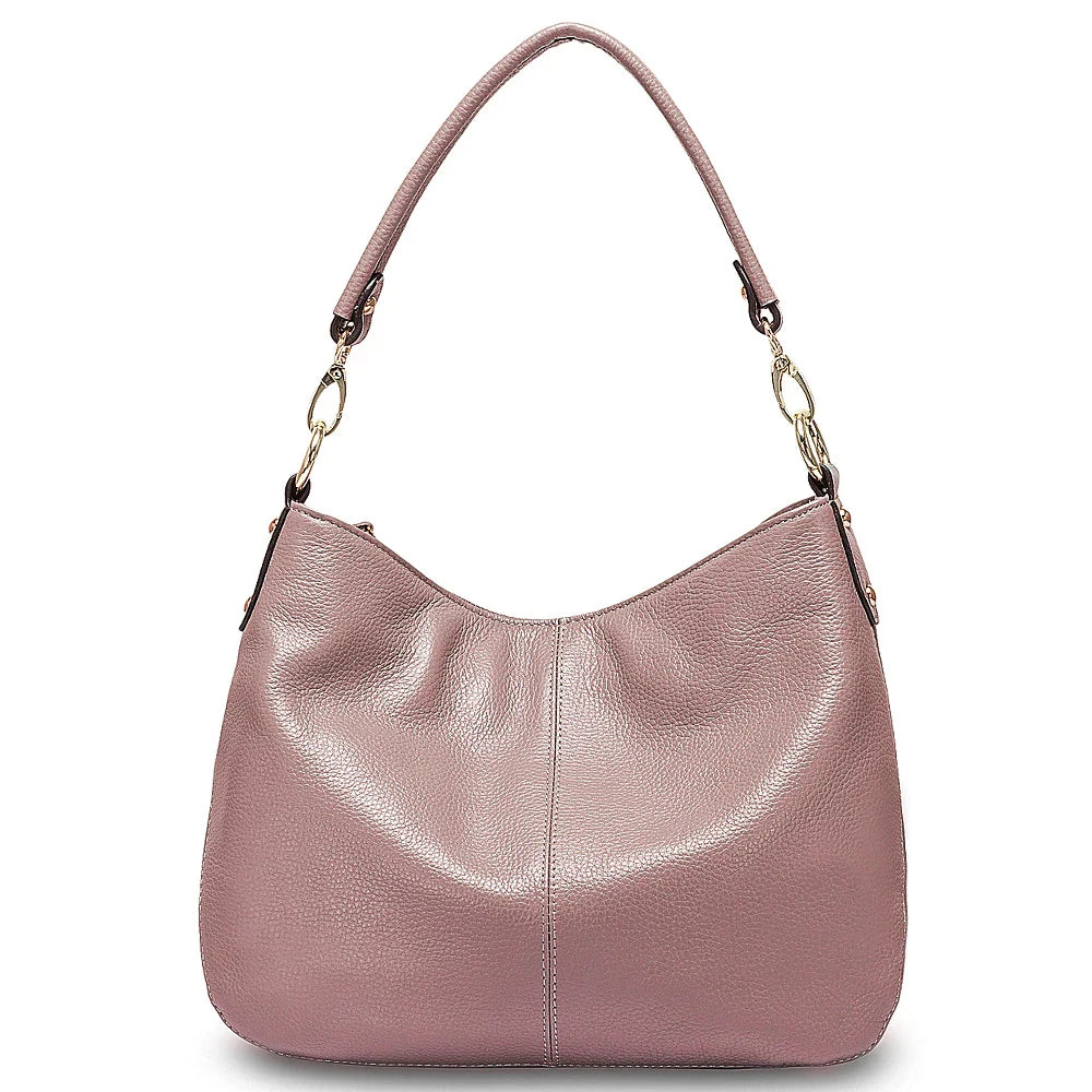 Style de vie avec un sac à main femme en cuir souple, élégant et polyvalent, porté avec aisance.