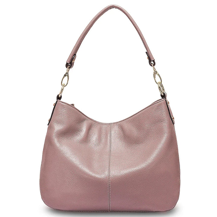 Style de vie avec un sac à main femme en cuir souple, élégant et polyvalent, porté avec aisance.