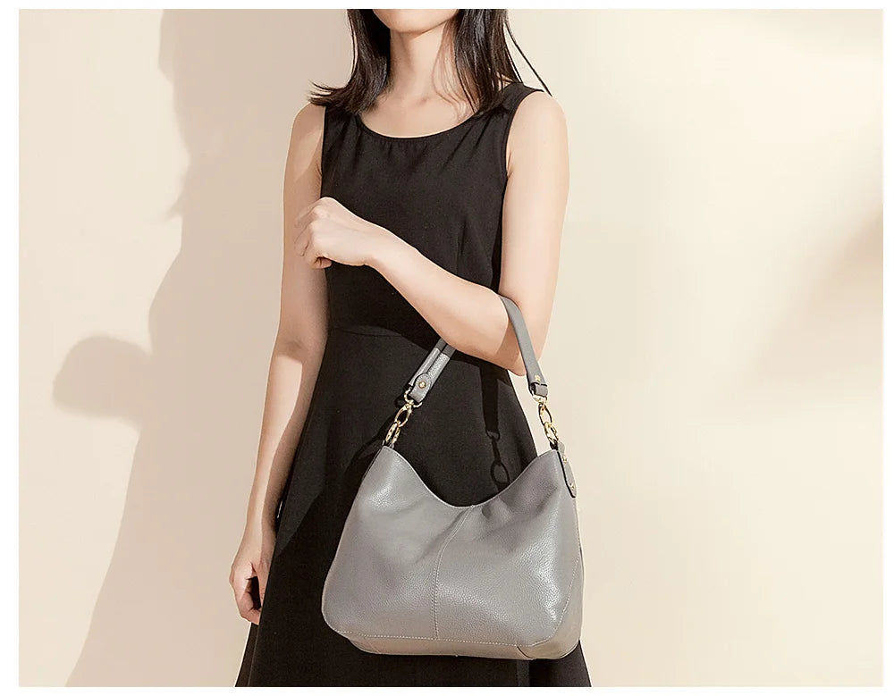 Sac épaule femme en cuir souple, accessoire de mode avec bandoulière pour un style élégant.