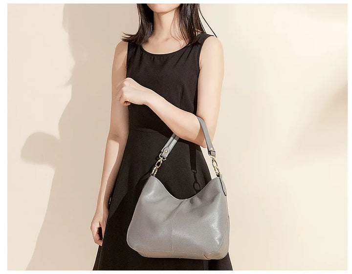 Sac épaule femme en cuir souple, accessoire de mode avec bandoulière pour un style élégant.