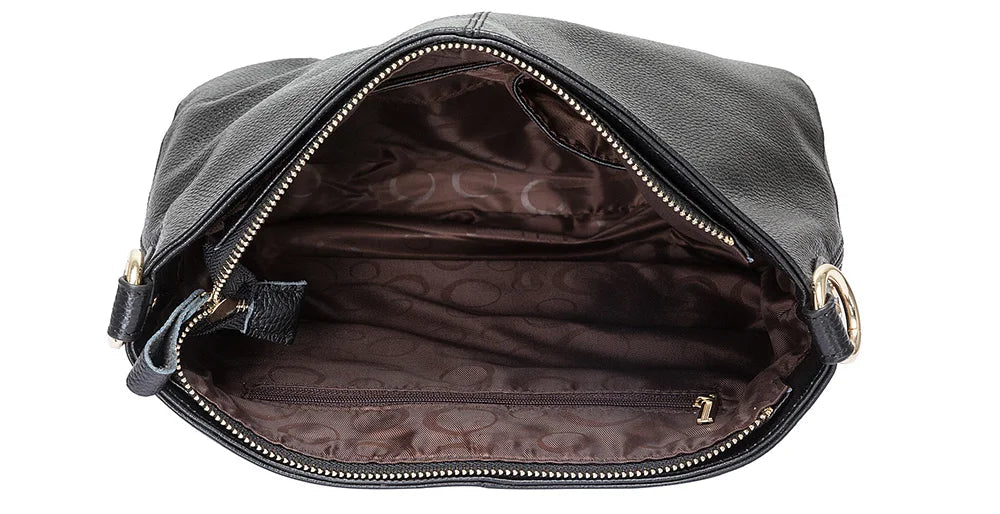 Femme portant un sac à main en cuir souple, élégant et polyvalent, accessoire de mode essentiel.