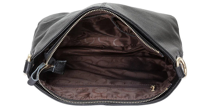 Femme portant un sac à main en cuir souple, élégant et polyvalent, accessoire de mode essentiel.