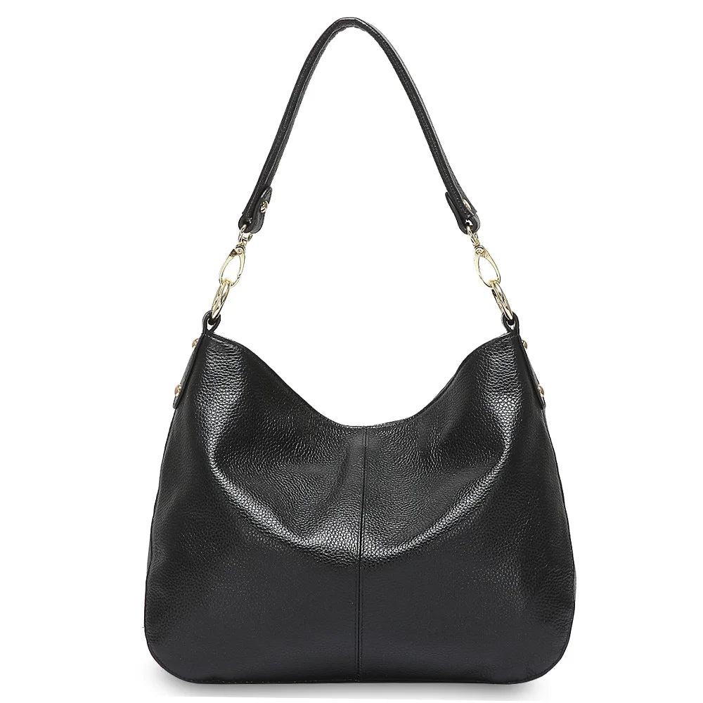 Vue de côté d'un sac à main femme élégant en cuir souple, montrant sa forme et sa structure.