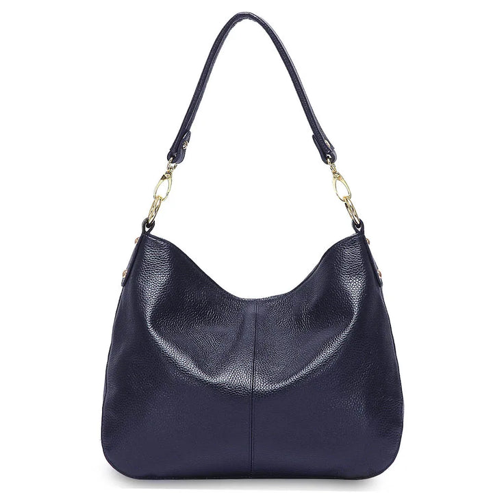 Gros plan sur le fermoir du sac à main en cuir souple, ajoutant une touche chic et mode.