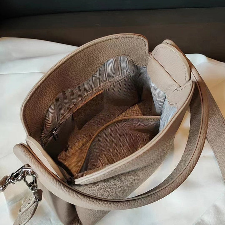 Sac femme en cuir beige avec bandoulière réglable, accessoire chic et pratique pour vos essentiels quotidiens.